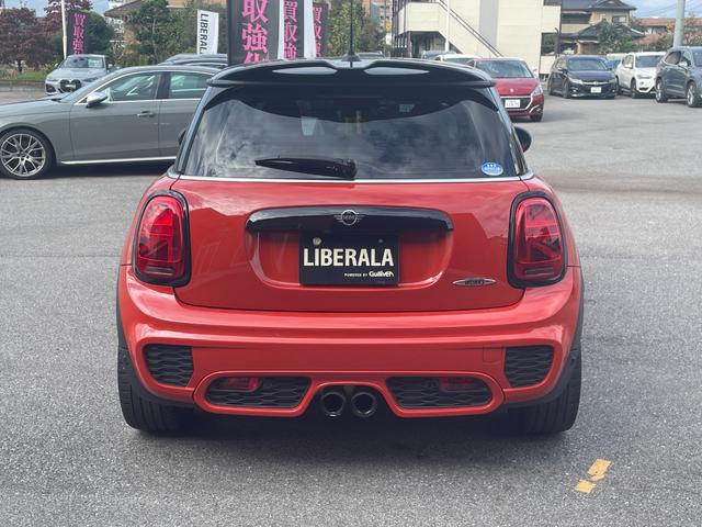 ＭＩＮＩ ジョンクーパーワークス　ヘッドアップディスプレイ　インテリジェントセーフティ　コンフォートアクセス　アンビエントライト　ドライブレコーダー　アクティブクルーズ　ナビ　バックカメラ　ＥＴＣ　ＰＤＣ　ＬＥＤヘッドライト　半皮（25枚目）