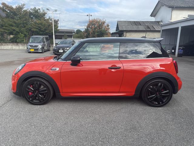 ＭＩＮＩ ジョンクーパーワークス　ヘッドアップディスプレイ　インテリジェントセーフティ　コンフォートアクセス　アンビエントライト　ドライブレコーダー　アクティブクルーズ　ナビ　バックカメラ　ＥＴＣ　ＰＤＣ　ＬＥＤヘッドライト　半皮（27枚目）