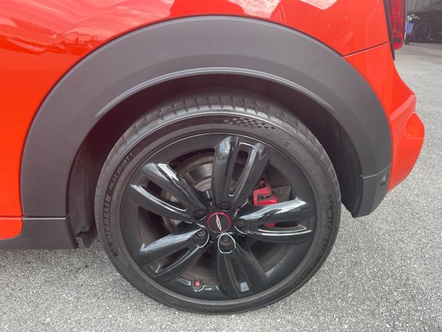 ＭＩＮＩ ジョンクーパーワークス　ヘッドアップディスプレイ　インテリジェントセーフティ　コンフォートアクセス　アンビエントライト　ドライブレコーダー　アクティブクルーズ　ナビ　バックカメラ　ＥＴＣ　ＰＤＣ　ＬＥＤヘッドライト　半皮（29枚目）