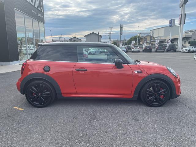 ＭＩＮＩ ジョンクーパーワークス　ヘッドアップディスプレイ　インテリジェントセーフティ　コンフォートアクセス　アンビエントライト　ドライブレコーダー　アクティブクルーズ　ナビ　バックカメラ　ＥＴＣ　ＰＤＣ　ＬＥＤヘッドライト　半皮（30枚目）