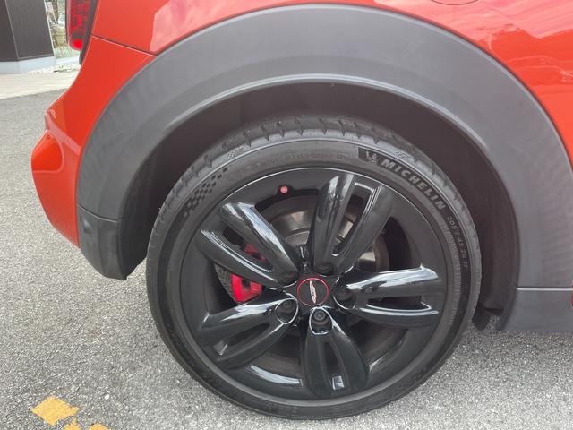 ＭＩＮＩ ジョンクーパーワークス　ヘッドアップディスプレイ　インテリジェントセーフティ　コンフォートアクセス　アンビエントライト　ドライブレコーダー　アクティブクルーズ　ナビ　バックカメラ　ＥＴＣ　ＰＤＣ　ＬＥＤヘッドライト　半皮（31枚目）