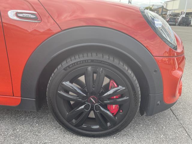 ＭＩＮＩ ジョンクーパーワークス　ヘッドアップディスプレイ　インテリジェントセーフティ　コンフォートアクセス　アンビエントライト　ドライブレコーダー　アクティブクルーズ　ナビ　バックカメラ　ＥＴＣ　ＰＤＣ　ＬＥＤヘッドライト　半皮（32枚目）