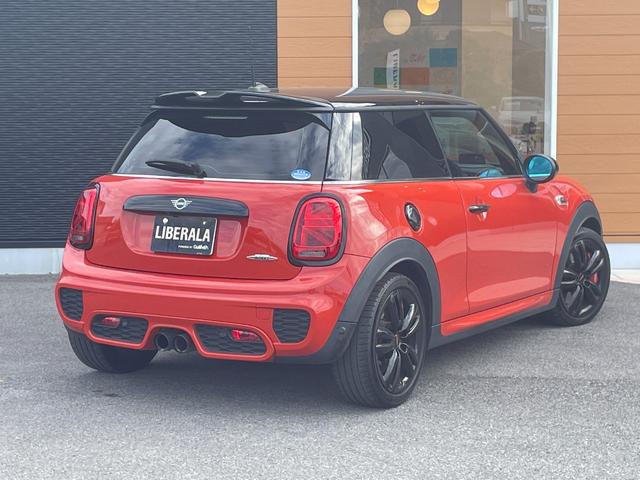 ＭＩＮＩ ジョンクーパーワークス　ヘッドアップディスプレイ　インテリジェントセーフティ　コンフォートアクセス　アンビエントライト　ドライブレコーダー　アクティブクルーズ　ナビ　バックカメラ　ＥＴＣ　ＰＤＣ　ＬＥＤヘッドライト　半皮（33枚目）