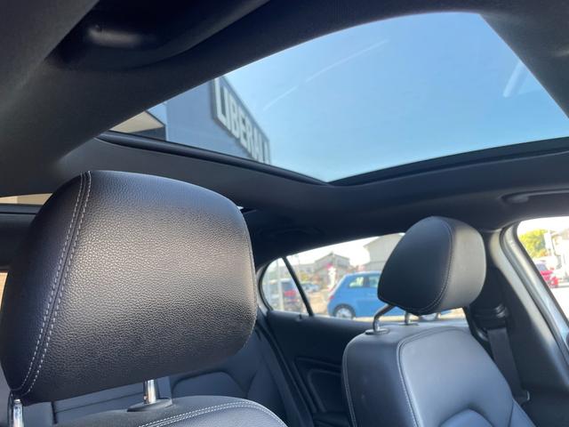ＧＬＡクラス ＧＬＡ２２０　４マチック　パノラミックスライディングルーフ　Ｈａｒｍａｎ／Ｋａｒｄｏｎ　プレミアムパッケージ　前席パワーシート　黒革シート　シートヒーター　パワーテールゲート　ナビ　フルセグＴＶ　バックカメラ　ＥＴＣ　ＡＣＣ（4枚目）