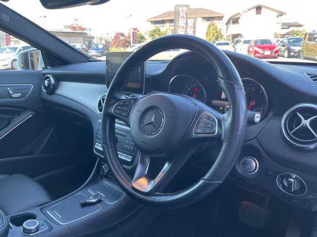 ＧＬＡクラス ＧＬＡ２２０　４マチック　パノラミックスライディングルーフ　Ｈａｒｍａｎ／Ｋａｒｄｏｎ　プレミアムパッケージ　前席パワーシート　黒革シート　シートヒーター　パワーテールゲート　ナビ　フルセグＴＶ　バックカメラ　ＥＴＣ　ＡＣＣ（5枚目）