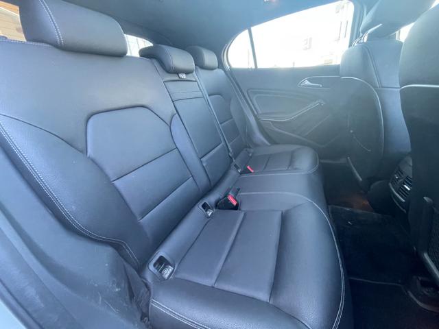 ＧＬＡクラス ＧＬＡ２２０　４マチック　パノラミックスライディングルーフ　Ｈａｒｍａｎ／Ｋａｒｄｏｎ　プレミアムパッケージ　前席パワーシート　黒革シート　シートヒーター　パワーテールゲート　ナビ　フルセグＴＶ　バックカメラ　ＥＴＣ　ＡＣＣ（7枚目）