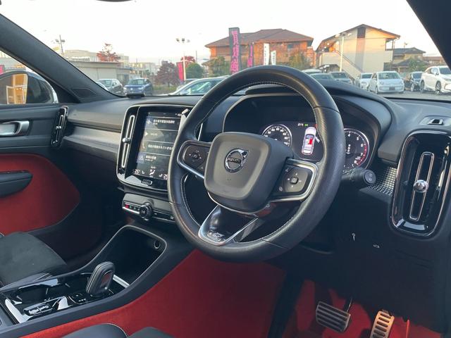 XC40 T4 AWD Rデザイン インテリセーフ ハーフレザー シートヒーター ステアリングヒーター パワーシート ワイヤレスチャージ 全方位カメラ ナビ フルセグTV レーンキープ ブラインドスポット クリアランスソナー ACC(4枚目)