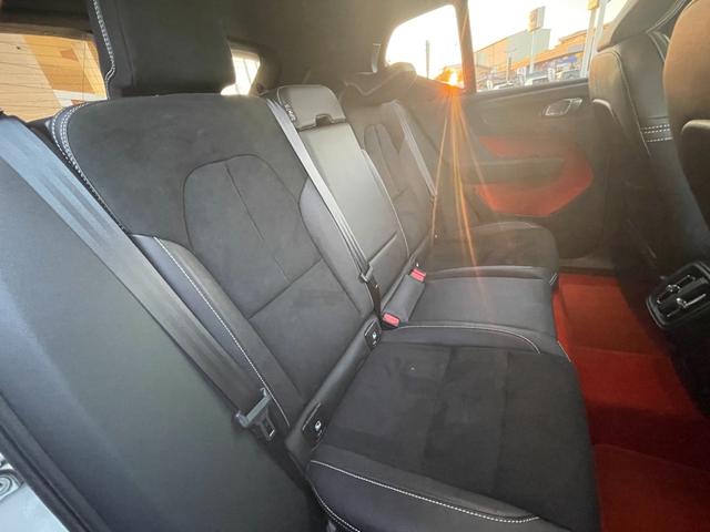 XC40 T4 AWD Rデザイン インテリセーフ ハーフレザー シートヒーター ステアリングヒーター パワーシート ワイヤレスチャージ 全方位カメラ ナビ フルセグTV レーンキープ ブラインドスポット クリアランスソナー ACC(6枚目)