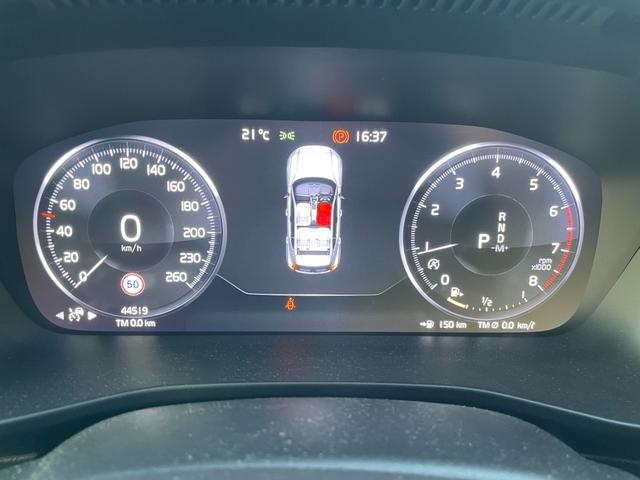 XC40 T4 AWD Rデザイン インテリセーフ ハーフレザー シートヒーター ステアリングヒーター パワーシート ワイヤレスチャージ 全方位カメラ ナビ フルセグTV レーンキープ ブラインドスポット クリアランスソナー ACC(9枚目)