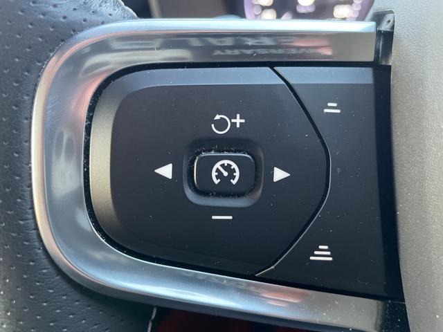 XC40 T4 AWD Rデザイン インテリセーフ ハーフレザー シートヒーター ステアリングヒーター パワーシート ワイヤレスチャージ 全方位カメラ ナビ フルセグTV レーンキープ ブラインドスポット クリアランスソナー ACC(10枚目)