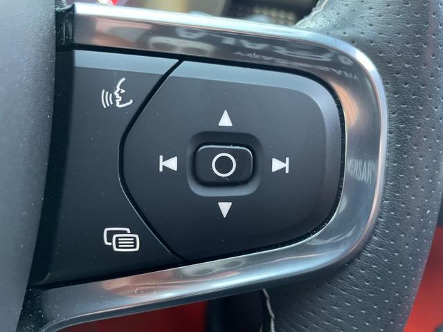 XC40 T4 AWD Rデザイン インテリセーフ ハーフレザー シートヒーター ステアリングヒーター パワーシート ワイヤレスチャージ 全方位カメラ ナビ フルセグTV レーンキープ ブラインドスポット クリアランスソナー ACC(11枚目)