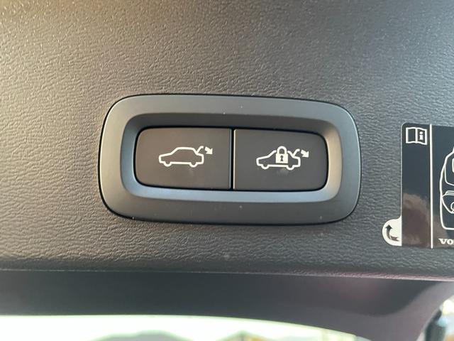 XC40 T4 AWD Rデザイン インテリセーフ ハーフレザー シートヒーター ステアリングヒーター パワーシート ワイヤレスチャージ 全方位カメラ ナビ フルセグTV レーンキープ ブラインドスポット クリアランスソナー ACC(22枚目)