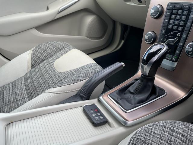 V40 クロスカントリー D4 モメンタム スマートキー ナビ フルセグTV バックカメラ ETC バックソナー ACC BLIS シートヒーター D席パワーシート LEDヘッドライト オートライト(19枚目)