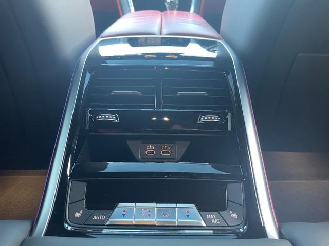 8シリーズ 840dxDriveグランクーペエクスクルシブMスポ スライディングサンルーフ 赤黒コンビレザー ソフトクローズドア ジェスチャーコントロール ワイヤレスチャージ 全席シートヒーター 前席ベンチレーター BMWレーザーLED アンビエントライト PDC(8枚目)