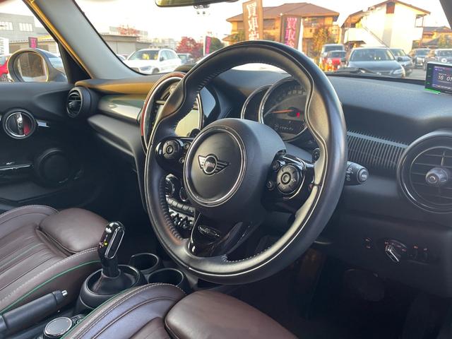ＭＩＮＩ クーパーＳ　６０イヤーズエディション　特別使用車　茶革シート　シートヒーター　コンフォートアクセス　インテリジェントセーフティ　アクティブクルーズコントロール　パークディスタンスコントロール　ドライブレコーダー　ＬＥＤヘッドライト（4枚目）