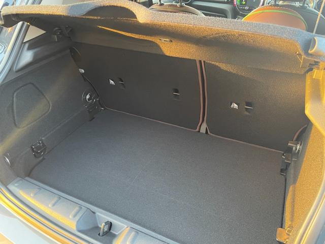 ＭＩＮＩ クーパーＳ　６０イヤーズエディション　特別使用車　茶革シート　シートヒーター　コンフォートアクセス　インテリジェントセーフティ　アクティブクルーズコントロール　パークディスタンスコントロール　ドライブレコーダー　ＬＥＤヘッドライト（21枚目）