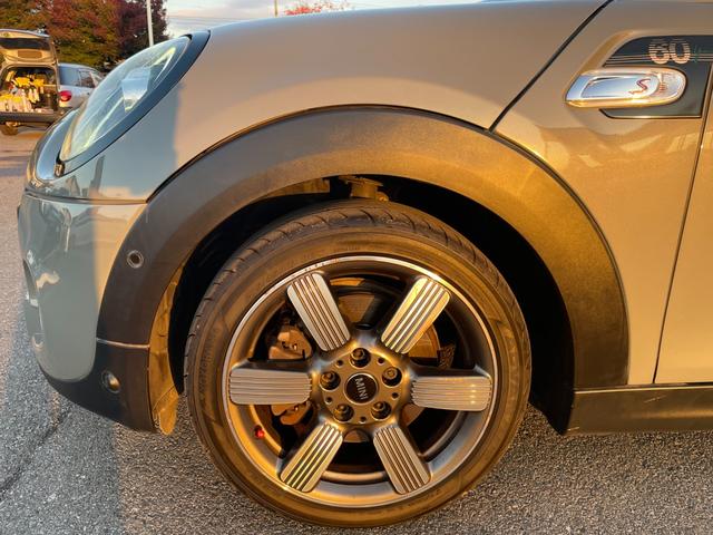 ＭＩＮＩ クーパーＳ　６０イヤーズエディション　特別使用車　茶革シート　シートヒーター　コンフォートアクセス　インテリジェントセーフティ　アクティブクルーズコントロール　パークディスタンスコントロール　ドライブレコーダー　ＬＥＤヘッドライト（31枚目）