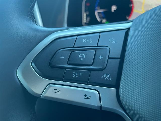 Ｔ－ロック ＴＤＩ　スタイル　デジタルメータークラスター　ＡＣＣ　ワイヤレスチャージ　レーンキープアシスト　ブラインドスポット　フロントアシスト　パークディスタンス　ハーフレザー　ＬＥＤヘッドライト　ナビ　バックカメラ（11枚目）