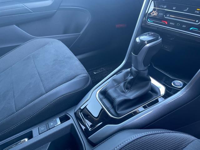 Ｔ－ロック ＴＤＩ　スタイル　デジタルメータークラスター　ＡＣＣ　ワイヤレスチャージ　レーンキープアシスト　ブラインドスポット　フロントアシスト　パークディスタンス　ハーフレザー　ＬＥＤヘッドライト　ナビ　バックカメラ（18枚目）