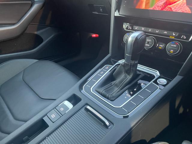 マットブラックにホワイトのＬＩＢＥＲＡＬＡのロゴの建物と看板が目印です。