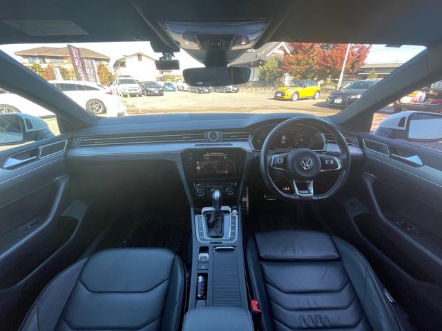 アルテオン ＴＳＩ　４モーション　Ｒラインアドバンス　サンルーフ　ヘッドアップディスプレイ　黒革シート　パワーシート　シートヒーター　運転席マッサージシート　ＡＣＣ　フロントアシスト　レーンキープアシスト　ブラインドスポット　パワーテールゲート（9枚目）