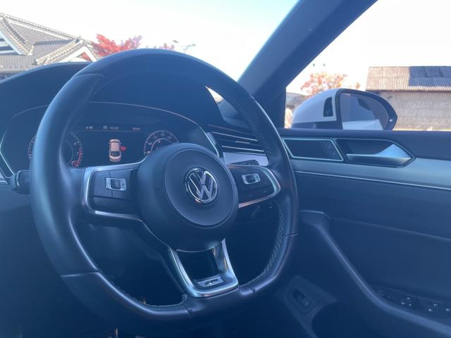 アルテオン ＴＳＩ　４モーション　Ｒラインアドバンス　サンルーフ　ヘッドアップディスプレイ　黒革シート　パワーシート　シートヒーター　運転席マッサージシート　ＡＣＣ　フロントアシスト　レーンキープアシスト　ブラインドスポット　パワーテールゲート（10枚目）