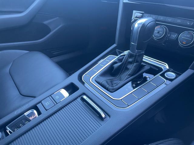 アルテオン ＴＳＩ　４モーション　Ｒラインアドバンス　サンルーフ　ヘッドアップディスプレイ　黒革シート　パワーシート　シートヒーター　運転席マッサージシート　ＡＣＣ　フロントアシスト　レーンキープアシスト　ブラインドスポット　パワーテールゲート（20枚目）