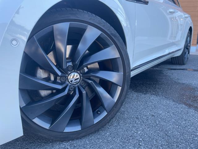 アルテオン ＴＳＩ　４モーション　Ｒラインアドバンス　サンルーフ　ヘッドアップディスプレイ　黒革シート　パワーシート　シートヒーター　運転席マッサージシート　ＡＣＣ　フロントアシスト　レーンキープアシスト　ブラインドスポット　パワーテールゲート（27枚目）