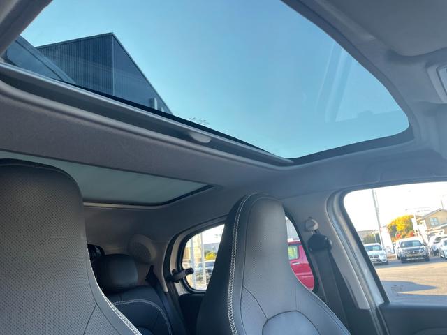 スマートフォーフォー ＢＲＡＢＵＳ　エクスクルーシブ　ガラスルーフ　ローダウン　９インチフローティングナビ　フルセグＴＶ　バックカメラ　ＥＴＣ　黒革シート　シートヒーター　クルーズコントロール　レーンキープアシスト　ＧＰＳレーダー（4枚目）