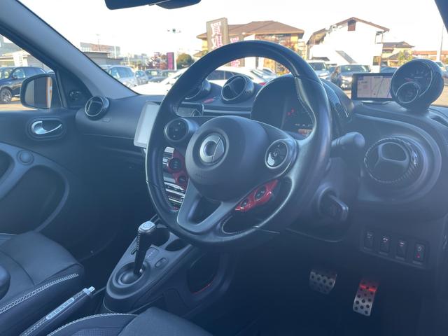 スマートフォーフォー ＢＲＡＢＵＳ　エクスクルーシブ　ガラスルーフ　ローダウン　９インチフローティングナビ　フルセグＴＶ　バックカメラ　ＥＴＣ　黒革シート　シートヒーター　クルーズコントロール　レーンキープアシスト　ＧＰＳレーダー（5枚目）