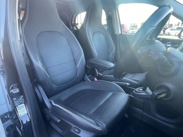 スマートフォーフォー ＢＲＡＢＵＳ　エクスクルーシブ　ガラスルーフ　ローダウン　９インチフローティングナビ　フルセグＴＶ　バックカメラ　ＥＴＣ　黒革シート　シートヒーター　クルーズコントロール　レーンキープアシスト　ＧＰＳレーダー（6枚目）