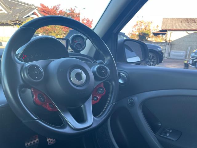 スマートフォーフォー ＢＲＡＢＵＳ　エクスクルーシブ　ガラスルーフ　ローダウン　９インチフローティングナビ　フルセグＴＶ　バックカメラ　ＥＴＣ　黒革シート　シートヒーター　クルーズコントロール　レーンキープアシスト　ＧＰＳレーダー（10枚目）