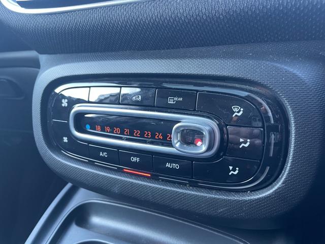 スマートフォーフォー ＢＲＡＢＵＳ　エクスクルーシブ　ガラスルーフ　ローダウン　９インチフローティングナビ　フルセグＴＶ　バックカメラ　ＥＴＣ　黒革シート　シートヒーター　クルーズコントロール　レーンキープアシスト　ＧＰＳレーダー（19枚目）