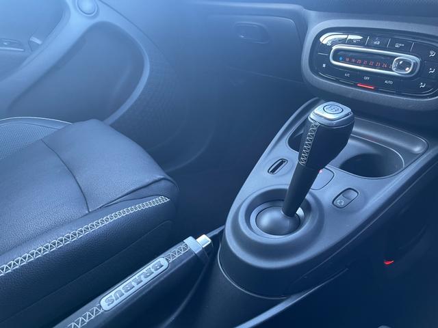 スマートフォーフォー ＢＲＡＢＵＳ　エクスクルーシブ　ガラスルーフ　ローダウン　９インチフローティングナビ　フルセグＴＶ　バックカメラ　ＥＴＣ　黒革シート　シートヒーター　クルーズコントロール　レーンキープアシスト　ＧＰＳレーダー（20枚目）