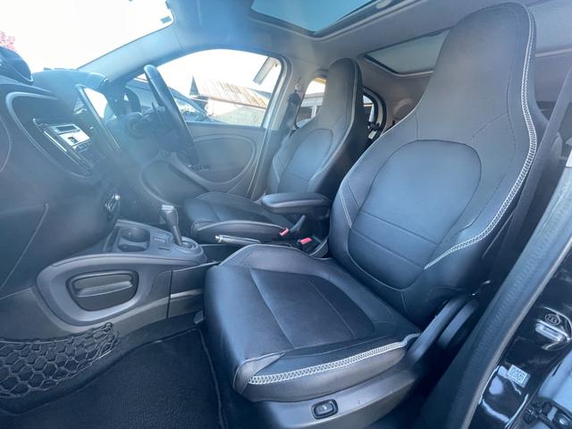 スマートフォーフォー ＢＲＡＢＵＳ　エクスクルーシブ　ガラスルーフ　ローダウン　９インチフローティングナビ　フルセグＴＶ　バックカメラ　ＥＴＣ　黒革シート　シートヒーター　クルーズコントロール　レーンキープアシスト　ＧＰＳレーダー（25枚目）