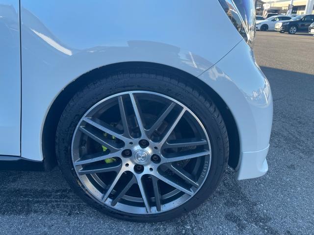 スマートフォーフォー ＢＲＡＢＵＳ　エクスクルーシブ　ガラスルーフ　ローダウン　９インチフローティングナビ　フルセグＴＶ　バックカメラ　ＥＴＣ　黒革シート　シートヒーター　クルーズコントロール　レーンキープアシスト　ＧＰＳレーダー（30枚目）