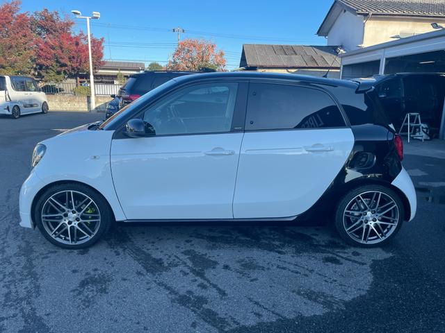 スマートフォーフォー ＢＲＡＢＵＳ　エクスクルーシブ　ガラスルーフ　ローダウン　９インチフローティングナビ　フルセグＴＶ　バックカメラ　ＥＴＣ　黒革シート　シートヒーター　クルーズコントロール　レーンキープアシスト　ＧＰＳレーダー（32枚目）