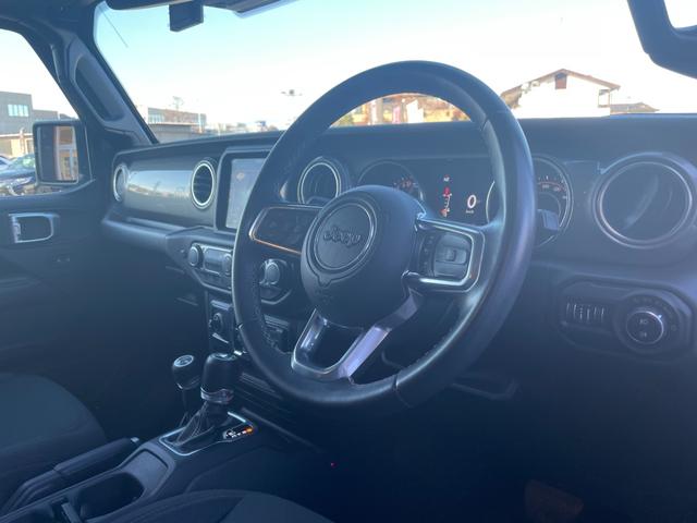 ジープ・ラングラーアンリミテッド サハラ　ナビ　フルセグＴＶ　Ｆ／Ｓ／Ｒカメラ　Ａｐｐｌｅｃａｒｐｌａｙ　ＥＴＣ　ドライブレコーダー　ＬＥＤヘッドライト　ＡＣＣ　パークセンサー　ブラインドスポット（4枚目）
