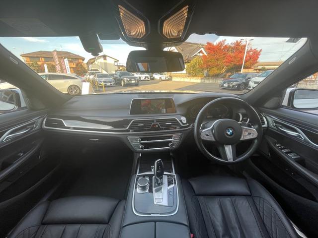 ７シリーズ ７４０ｉ　Ｍスポーツ　サンルーフ　ＢＭＷレーザーライト　Ｈａｒｍａｎ／Ｋａｒｄｏｎサウンド　ヘッドアップディスプレイ　ワイヤレスチャージ　ディスプレイキー　ソフトクローズドア　ジェスチャーコントロール　ベンチレーション（9枚目）