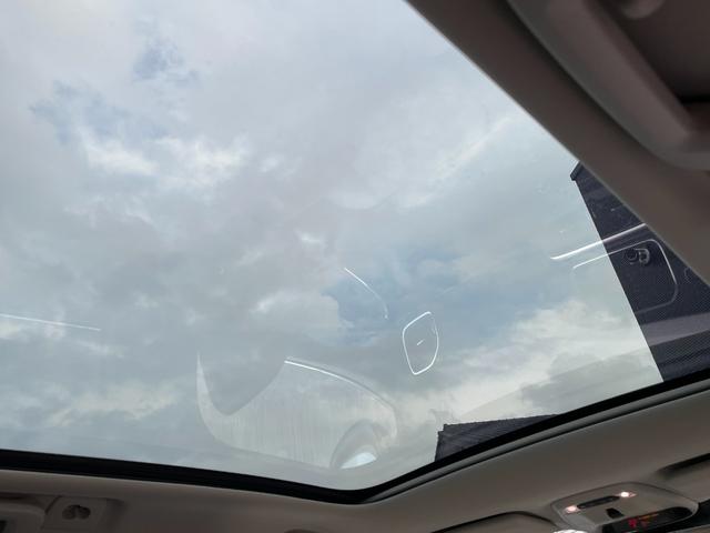 V40 T3 クラシックエディション 白革シート ガラスルーフ シートヒーター 純正ナビ バックカメラ レザーシート☆ 前席パワーシート 全席シートヒーター ETC 前後ドライブレコーダー フルセグTV クルーズコントロール パドルシフト(4枚目)