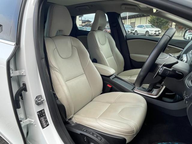 V40 T3 クラシックエディション 白革シート ガラスルーフ シートヒーター 純正ナビ バックカメラ レザーシート☆ 前席パワーシート 全席シートヒーター ETC 前後ドライブレコーダー フルセグTV クルーズコントロール パドルシフト(7枚目)