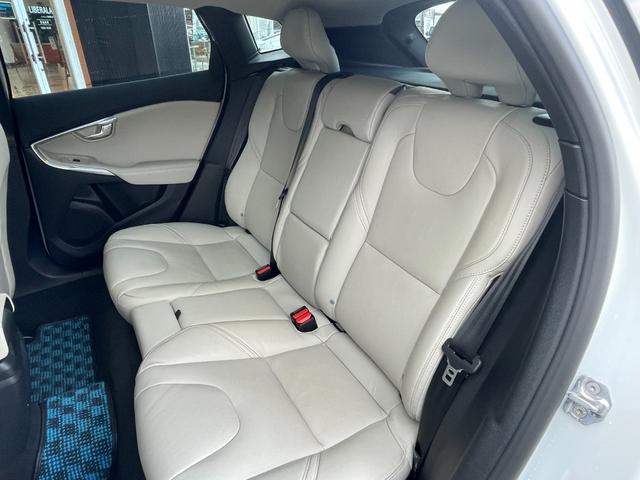 V40 T3 クラシックエディション 白革シート ガラスルーフ シートヒーター 純正ナビ バックカメラ レザーシート☆ 前席パワーシート 全席シートヒーター ETC 前後ドライブレコーダー フルセグTV クルーズコントロール パドルシフト(8枚目)