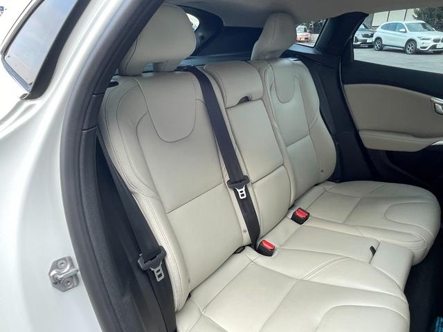 V40 T3 クラシックエディション 白革シート ガラスルーフ シートヒーター 純正ナビ バックカメラ レザーシート☆ 前席パワーシート 全席シートヒーター ETC 前後ドライブレコーダー フルセグTV クルーズコントロール パドルシフト(9枚目)