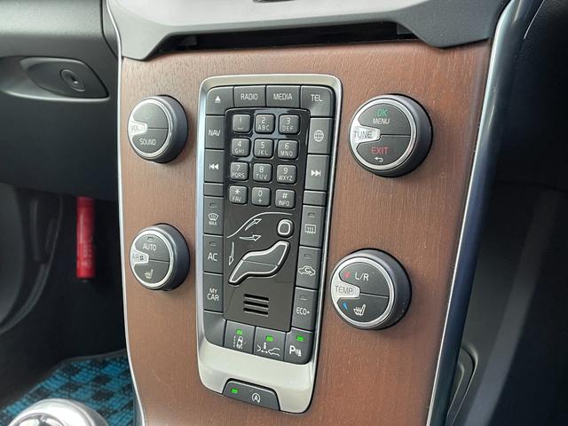 V40 T3 クラシックエディション 白革シート ガラスルーフ シートヒーター 純正ナビ バックカメラ レザーシート☆ 前席パワーシート 全席シートヒーター ETC 前後ドライブレコーダー フルセグTV クルーズコントロール パドルシフト(18枚目)
