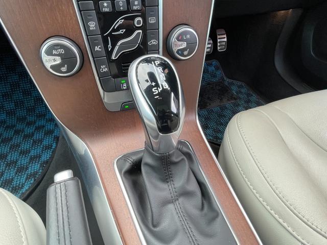 V40 T3 クラシックエディション 白革シート ガラスルーフ シートヒーター 純正ナビ バックカメラ レザーシート☆ 前席パワーシート 全席シートヒーター ETC 前後ドライブレコーダー フルセグTV クルーズコントロール パドルシフト(19枚目)
