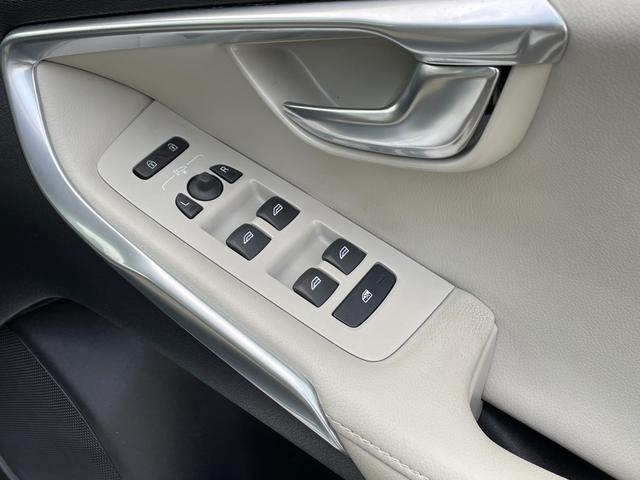 V40 T3 クラシックエディション 白革シート ガラスルーフ シートヒーター 純正ナビ バックカメラ レザーシート☆ 前席パワーシート 全席シートヒーター ETC 前後ドライブレコーダー フルセグTV クルーズコントロール パドルシフト(20枚目)