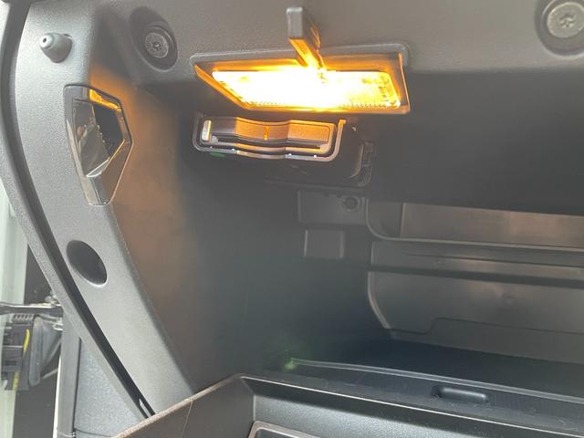 V40 T3 クラシックエディション 白革シート ガラスルーフ シートヒーター 純正ナビ バックカメラ レザーシート☆ 前席パワーシート 全席シートヒーター ETC 前後ドライブレコーダー フルセグTV クルーズコントロール パドルシフト(22枚目)