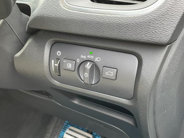 V40 T3 クラシックエディション 白革シート ガラスルーフ シートヒーター 純正ナビ バックカメラ レザーシート☆ 前席パワーシート 全席シートヒーター ETC 前後ドライブレコーダー フルセグTV クルーズコントロール パドルシフト(26枚目)
