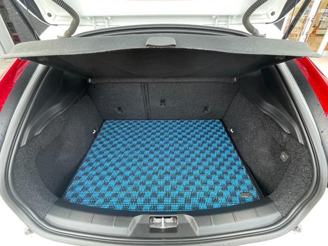V40 T3 クラシックエディション 白革シート ガラスルーフ シートヒーター 純正ナビ バックカメラ レザーシート☆ 前席パワーシート 全席シートヒーター ETC 前後ドライブレコーダー フルセグTV クルーズコントロール パドルシフト(27枚目)