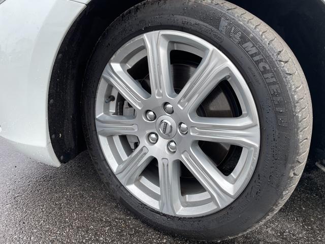 V40 T3 クラシックエディション 白革シート ガラスルーフ シートヒーター 純正ナビ バックカメラ レザーシート☆ 前席パワーシート 全席シートヒーター ETC 前後ドライブレコーダー フルセグTV クルーズコントロール パドルシフト(37枚目)